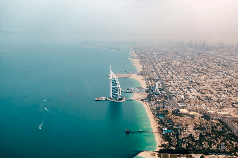 Local customs and etiquette in Dubai